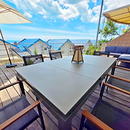 別荘 подвійний з терасою біля моря совіньон